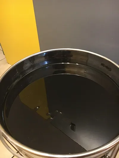 Honig nach dem Abschöpfen Honig nach dem Abschöpfen